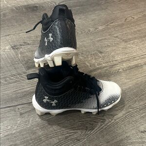 Under Armour Kids Black and White Cleats⚽️⚾️